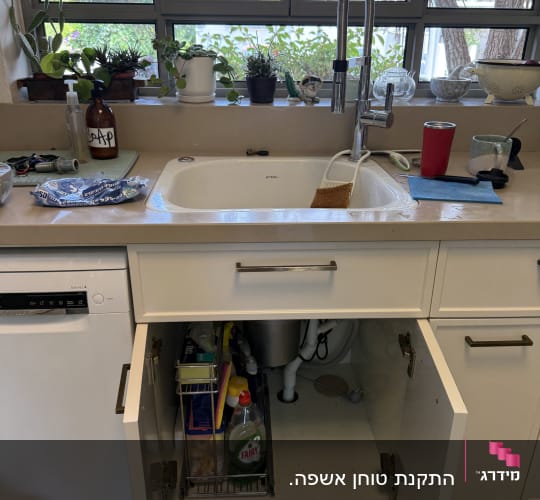 מטבח עם כיור פתוח וארון מתחת לכיור